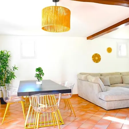 Holiday home Charmante Maison De *