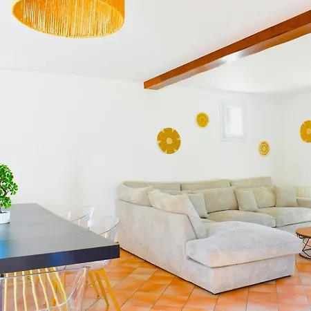 Charmante Maison De *