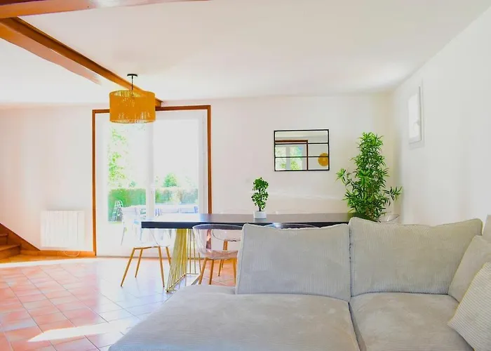 Holiday home Charmante Maison De *